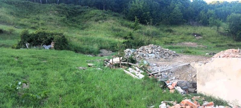 Na predaj stavebné pozemky - 7 500 m² v obci Zubné. - Ruiny medzi trávnatými kopcami v Zvláštnych nehnuteľnostiach Zubného obklopené vegetáciou.
