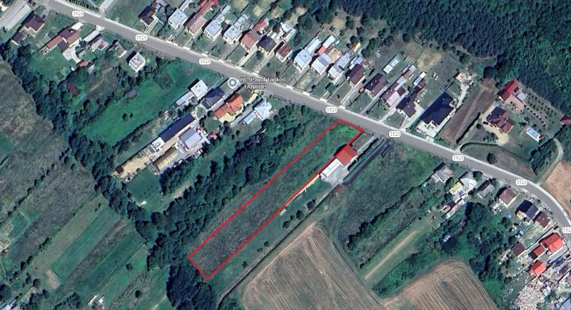 Na predaj pozemok o rozlohe - 4 070 m² vhodný na výstavbu rodinného do - Letecký pohľad na pozemok na bývanie v Slovenskej Volovej s množstvom zelene.