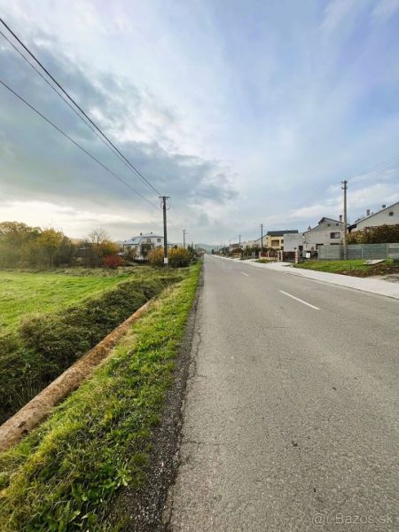 Na predaj pozemok o rozlohe - 4 070 m² vhodný na výstavbu rodinného do - Cesta v Slovenskej Volovej vhodná pre Pozemky - bývanie, obklopená zeleňou a budovami.