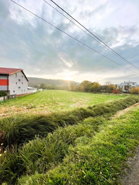 Na predaj pozemok o rozlohe - 4 070 m² vhodný na výstavbu rodinného do - Pozemky - bývanie v Slovenskej Volovej, rozľahlé zelené polia, okolité domy, elektrické vedenie.