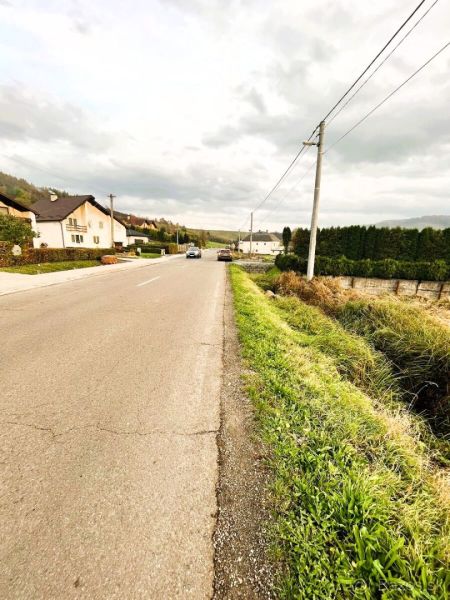 Na predaj pozemok o rozlohe - 4 070 m² vhodný na výstavbu rodinného do - Cesta a domy v Slovenskej Volovej vhodné na pozemky - bývanie.