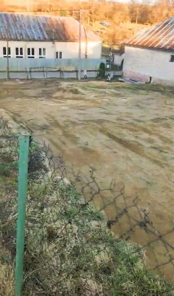 Na predaj stavebný pozemok o rozlohe - 2050 m² v obci Karná cca.15min. - Plot a prázdny pozemok na bývanie v Karnej obklopený budovami.