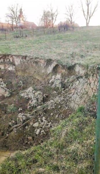 Na predaj stavebný pozemok o rozlohe - 2050 m² v obci Karná cca.15min. - Svahová erózia s pohľadom na kostol v Kárnej, Pozemky - bývanie.