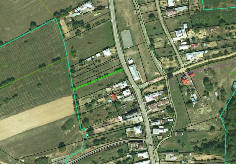 Na predaj stavebný pozemok o rozlohe - 2050 m² v obci Karná cca.15min. - Letecký pohľad na pozemky určené na bývanie v Karná, okolité parcely a komunikácie.