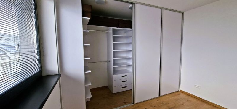 Na prenájom nadštandardný 2-izbový byt - 65 m² v centre Vranova nad To - Vstavaná skriňa s posuvnými dverami a podlahou s dreveným dekorom v 2-izbovom byte.