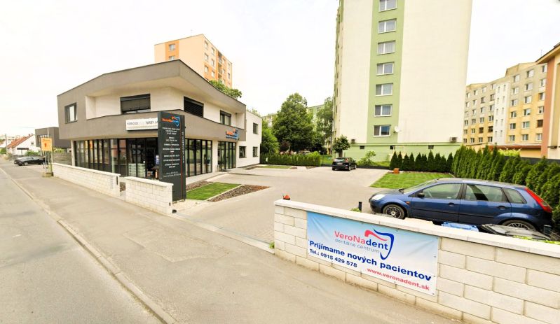 Na prenájom nadštandardný 2-izbový byt - 65 m² v centre Vranova nad To - Ulica Hronského 1206/6 vo Vranove nad Topľou s modernou stavbou a autami na parkovisku.
