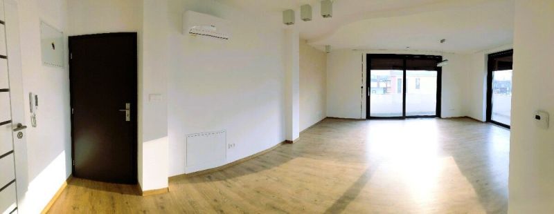 Na prenájom nadštandardný 2-izbový byt - 65 m² v centre Vranova nad To - Priestranný obývací priestor s podlahou s dreveným dekorom a veľkými oknami v 2-izbovom byte.