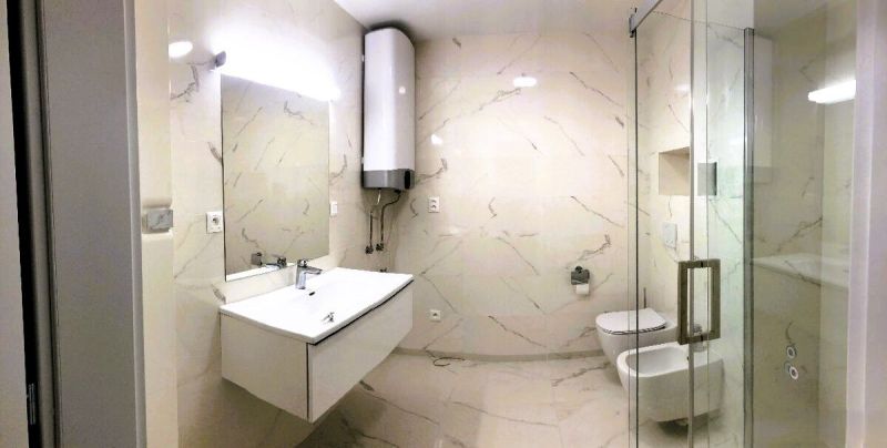 Na prenájom nadštandardný 2-izbový byt - 65 m² v centre Vranova nad To - Kúpeľňa v 2-izbovom byte, s umývadlom, sprchovým kútom a toaletou.