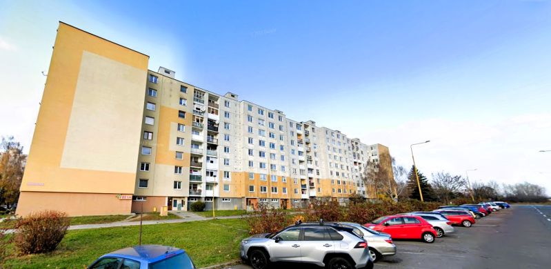 Na predaj 3 - izbový byt – Sídlisko Pod Sokolejom v Humennom. - Panelový bytový dom v Humennom s parkoviskom pre 3-izbové byty a zeleňou.