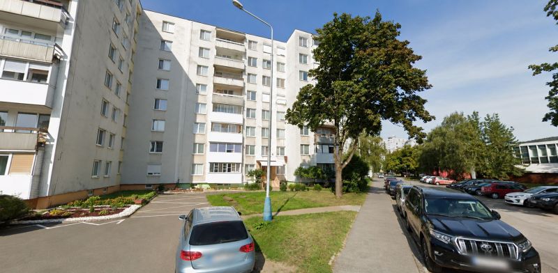 Na predaj zrekonštruovaný a kompletne zariadený 3 - izbový byt  v Hume - Bytový dom na Laboreckej ulici v Humennom, obklopený autami a stromami, ponúka 3-izbové byty.