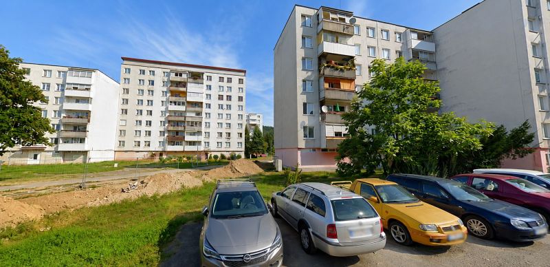 Na predaj zrekonštruovaný 3 - izbový byt na ul. Laboreckej v Humennom. - Sídlište na Laboreckej ulici v Humennom so zaparkovanými autami pred 3-izbovými bytmi.