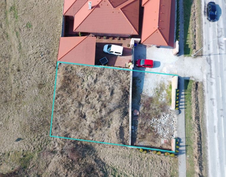 STAVEBNÝ POZEMOK 383 m2 + PROJEKT DOMU, Nitra - Hviezdoslavova trieda - Pozemok na bývanie v Nitre na Hviezdoslavovej triede s prístupovou cestou.