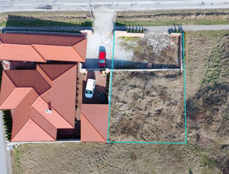 STAVEBNÝ POZEMOK 383 m2 + PROJEKT DOMU, Nitra - Hviezdoslavova trieda - Pozemky - bývanie na Hviezdoslavovej triede v Nitre, vedľa domu s červenou strechou.
