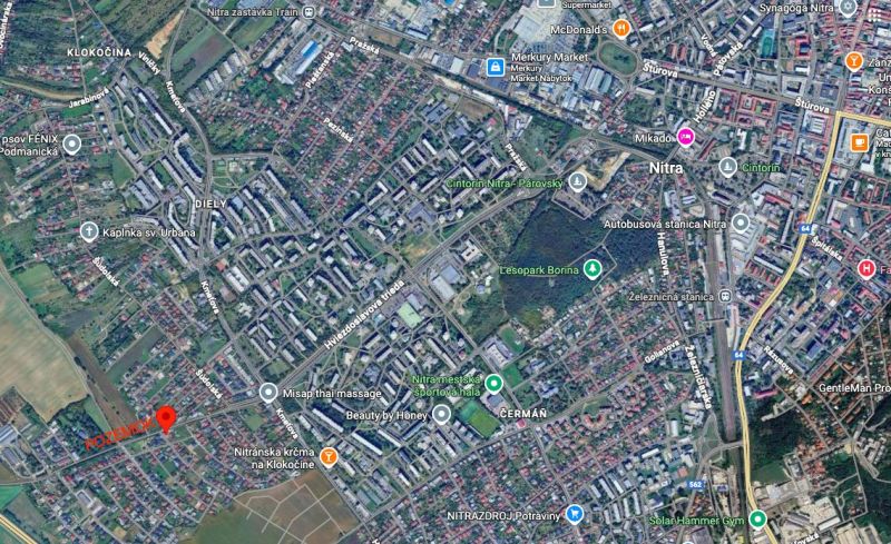 STAVEBNÝ POZEMOK 383 m2 + PROJEKT DOMU, Nitra - Hviezdoslavova trieda - Letecký pohľad na Nitru s detailom Hviezdoslavovej triedy a okolité pozemky - bývanie.