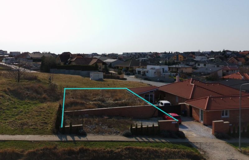 STAVEBNÝ POZEMOK 383 m2 + PROJEKT DOMU, Nitra - Hviezdoslavova trieda - Pozemok na bývanie na Hviezdoslavovej triede v Nitre s výhľadom na okolie.