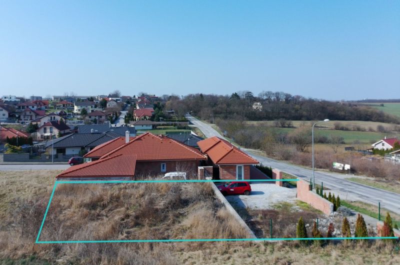 STAVEBNÝ POZEMOK 383 m2 + PROJEKT DOMU, Nitra - Hviezdoslavova trieda - Dom so šikmou strechou a priľahlý pozemok na bývanie v Nitre na Hviezdoslavovej triede.