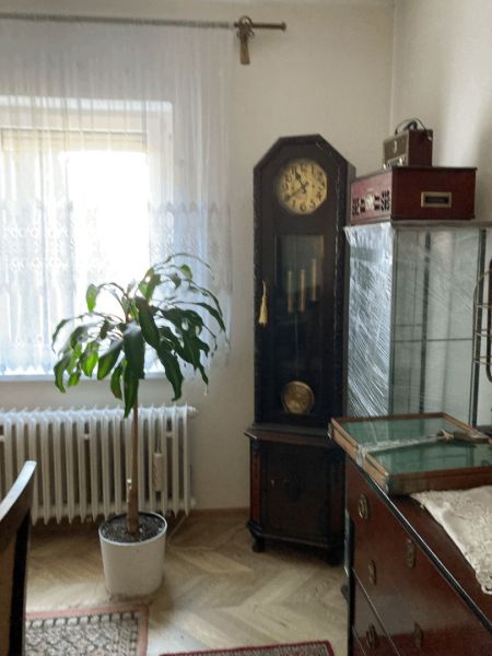 Exkluzívne bývanie: 4izb rod. dom /záhrada/garáž/v centre DS - Izba rodinného domu s hodinami, rastlinou a podlahou s dreveným dekorom.
