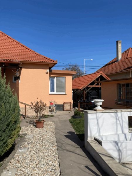 Exkluzívne bývanie: 4izb rod. dom /záhrada/garáž/v centre DS - Rodinný dom v Dunajskej Strede s oranžovou fasádou, záhradkou a strešnou krytinou.