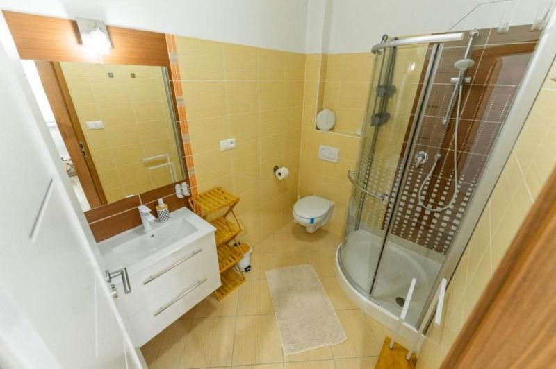 Moderný apartmán v centre Rajeckých Teplíc rovno oproti kúpeľom Afrodi - Kúpeľňa v Rekreačnom apartmáne s rohovo umiestneným sprchovacím kútom a umývadlom.