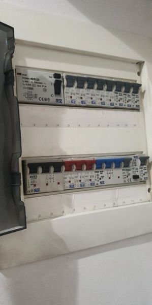Nadštandardný, dômyselne zariadený 3-izbový byt  - PREDAJ. - Elektrická rozvodná skriňa s ističmi vhodná pre 3-izbový byt.