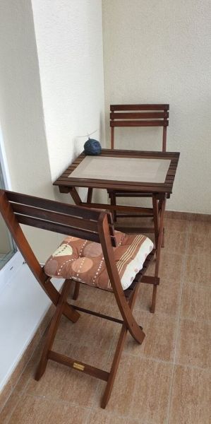 Nadštandardný, dômyselne zariadený 3-izbový byt  - PREDAJ. - Balkón so skladacím dreveným stolíkom a kreslami v 3-izbovom byte.