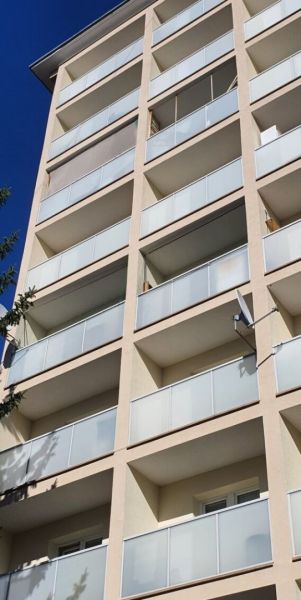 Nadštandardný, dômyselne zariadený 3-izbový byt  - PREDAJ. - Výšková budova s balkónmi na ulici Antona Bernoláka, Žilina, s 3-izbovými bytmi.