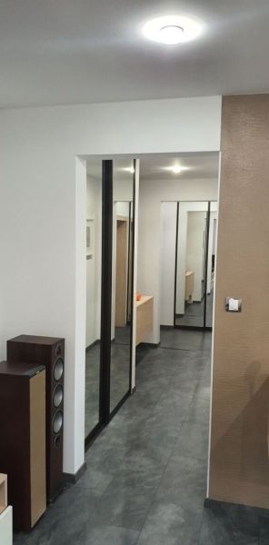 Nadštandardný, dômyselne zariadený 3-izbový byt  - PREDAJ. - Chodba s tmavou dlažbou a zrkadlovými dverami v 3-izbovom byte.