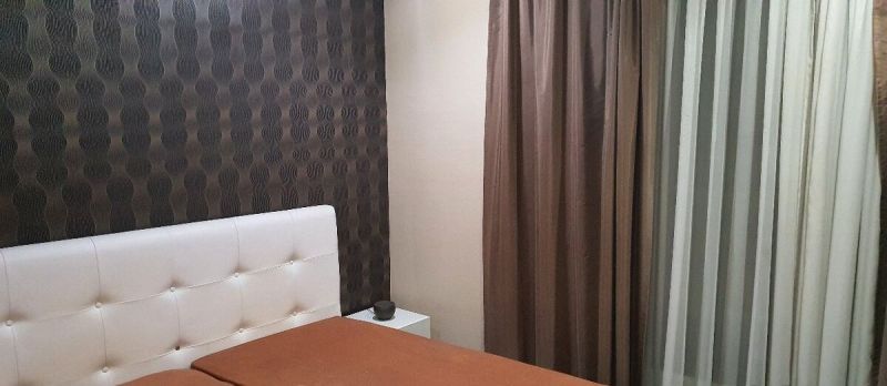 Nadštandardný, dômyselne zariadený 3-izbový byt  - PREDAJ. - Spálňa s hnedými závesmi a čalúneným bielym čelom v 3-izbovom byte.