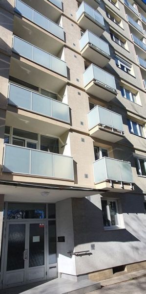 Nadštandardný, dômyselne zariadený 3-izbový byt  - PREDAJ. - Bytový dom na ulici Antona Bernoláka v Žiline s balkónmi.