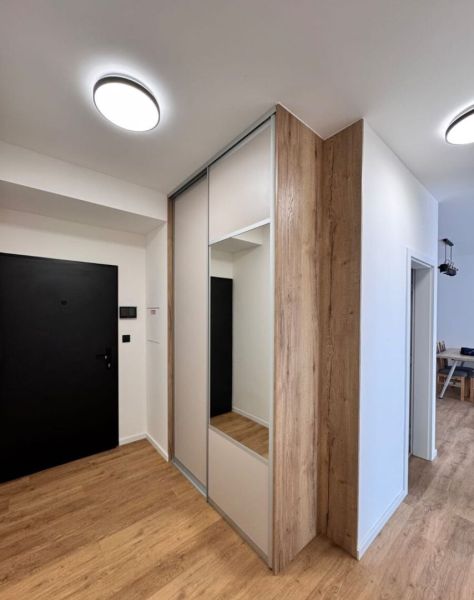 Prenájom nový 2-izbový byt -49m² Žilina-Vlčince, EUROTERRACE - Predsieň so zrkadlovou skriňou a podlahou s dreveným dekorom v 2-izbovom byte.