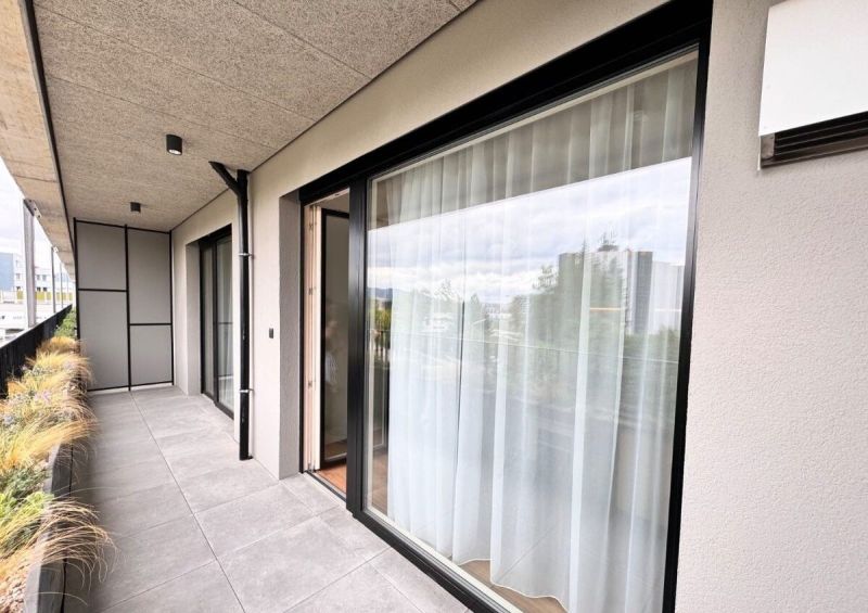 Prenájom nový 2-izbový byt -49m² Žilina-Vlčince, EUROTERRACE - Balkón v 2-izbovom byte s presklením a výhľadom z bytu v Žiline.