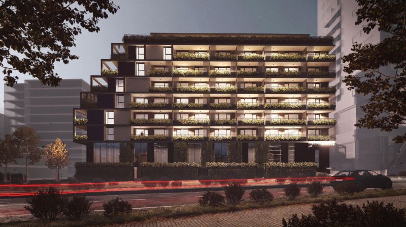 Prenájom nový 2-izbový byt -49m² Žilina-Vlčince, EUROTERRACE - Nočná architektúra so svietiacim bytovým domom a ulicou v Žiline pre 2-izbový byt.