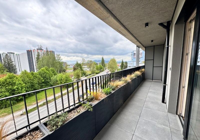 Prenájom nový 2-izbový byt -49m² Žilina-Vlčince, EUROTERRACE - Balkón v 2-izbovom byte v Žiline s výhľadom na mestskú ulicu a zeleňou.