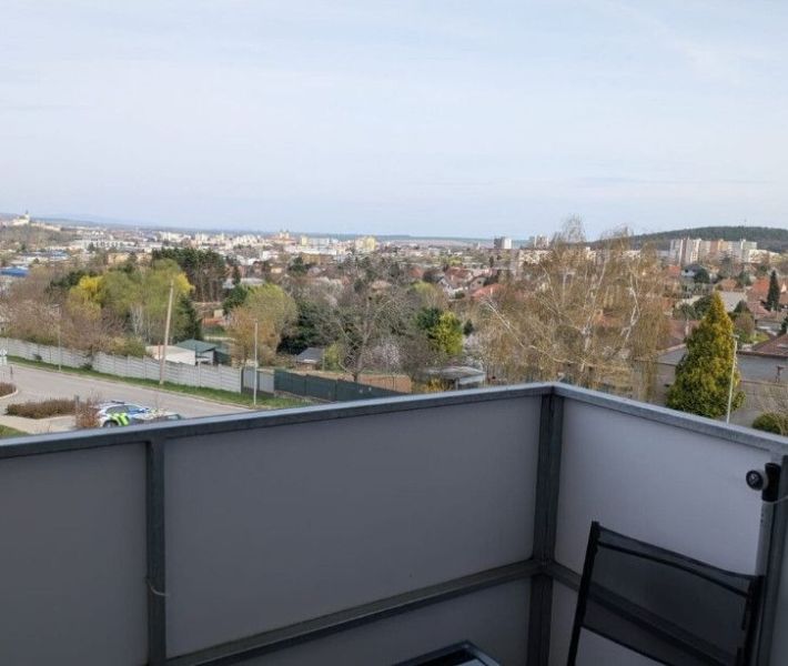 Moderný 2-izbový byt s balkónom a výhľadom - Výhľad z balkóna v Nitrianskej hornej časti na hornostavskej ulici s výhľadom na mesto.