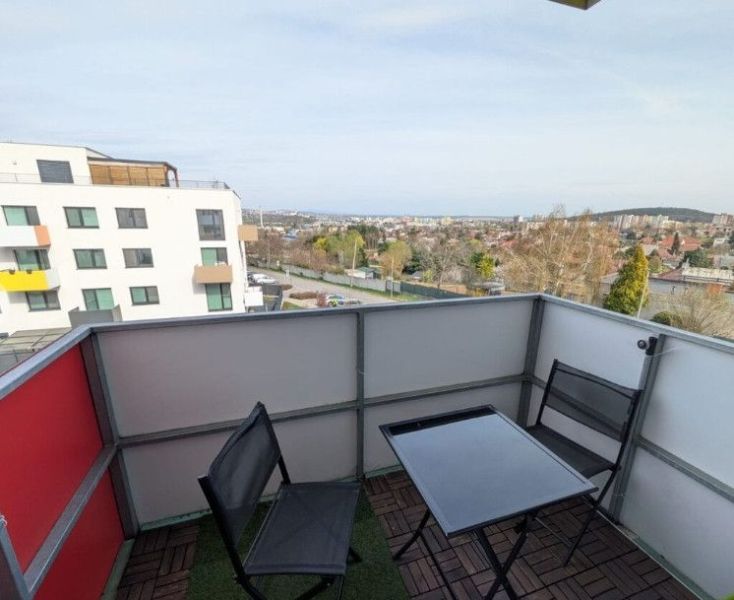 Moderný 2-izbový byt s balkónom a výhľadom - Balkón s výhľadom na mesto z 2-izbového bytu na hornostavskej v Nitre.