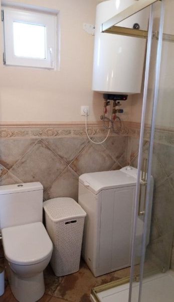 Mobilný celoročný drevodom – novostavba - Kompaktná kúpeľňa so sprchovým kútom, práčkou a bojlerom, Zvláštne nehnuteľnosti.