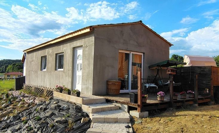 Mobilný celoročný drevodom – novostavba - Zvláštne nehnuteľnosti v Trenčíne na ulici trenčín so schodmi a terasou.
