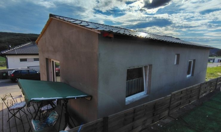 Mobilný celoročný drevodom – novostavba - Malý domček so sedlovou strechou a terasou, v Trenčíne na ulici trenčín, Zvláštne nehnuteľnosti.