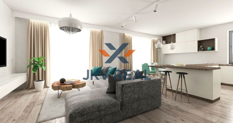 Exkluzívna Ponuka: Moderné Novostavby Rodinných Domov v Tesnej Blízkos - Interiér rodinného domu s podlahou s dreveným dekorom, sedačkou a kuchynským pultom.