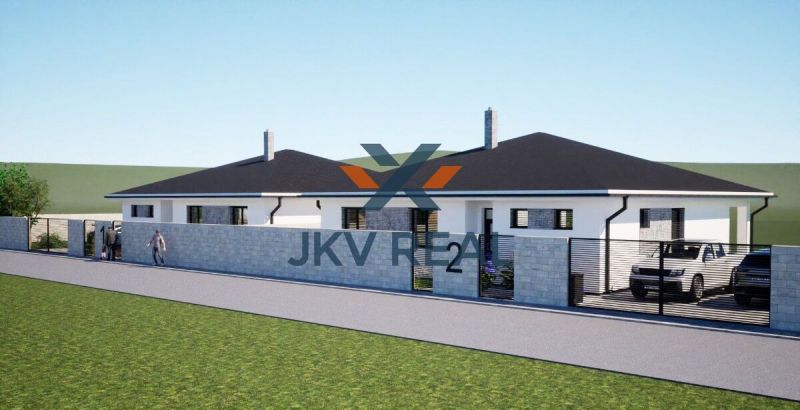 Exkluzívna Ponuka: Moderné Novostavby Rodinných Domov v Tesnej Blízkos - Rodinný dom v Hnojnách s garážou, moderná fasáda, spevnený plot a upravený trávnik.