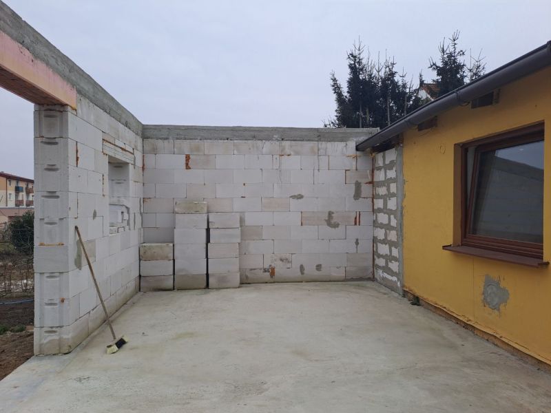 Rodinný dom Čachtice - Stavba rodinného domu na Pionierskej ulici v Čachticiach s množstvom tvárnic.
