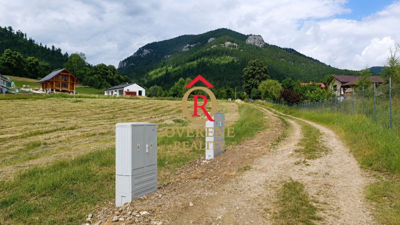 Stavebný pozemok 858 m² s elektrinou v srdci Liptova – Liptovská Anna