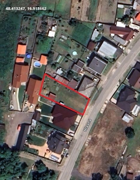 Stavebný pozemok pre RD, 676m2, priamo v obci, neďaleko jazera.