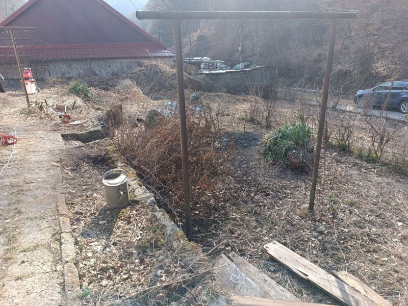 Na predaj chalupa  Banská Hodruša v tichej lokalite - Dvor na ulici Banská Hodruša pri rodinnom dome, záhrada s drevenými konštrukciami.