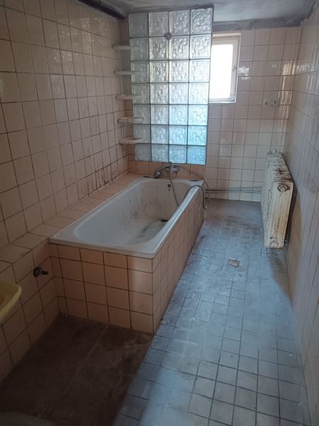 Na predaj chalupa  Banská Hodruša v tichej lokalite - Kúpeľňa v rodinnom dome Banská Hodruša s vaňou a sklobetónovou stenou.
