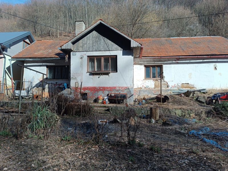 Na predaj chalupa  Banská Hodruša v tichej lokalite - Rodinný dom na ulici Banská Hodruša s opotrebovanou fasádou, nachádzajúci sa v prírode.
