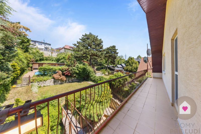 KARLOVA VES- Vila s investičným potenciálom a tromi samostatnými bytmi - Balkón rodinného domu na ulici Nad ostrovom, Bratislava - Karlova Ves s výhľadom na záhradu.