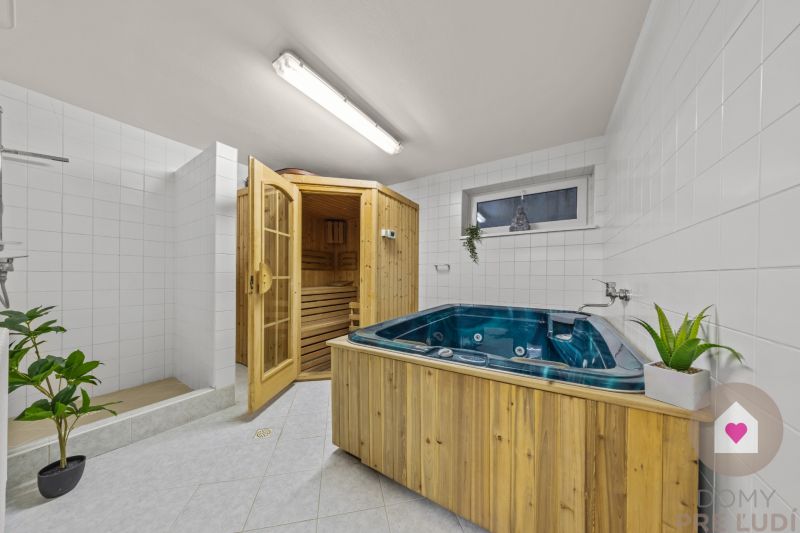 KARLOVA VES- Vila s investičným potenciálom a tromi samostatnými bytmi - Sauna a vírivka v rodinnom dome s bielymi kachličkami a sprchovým kútom.