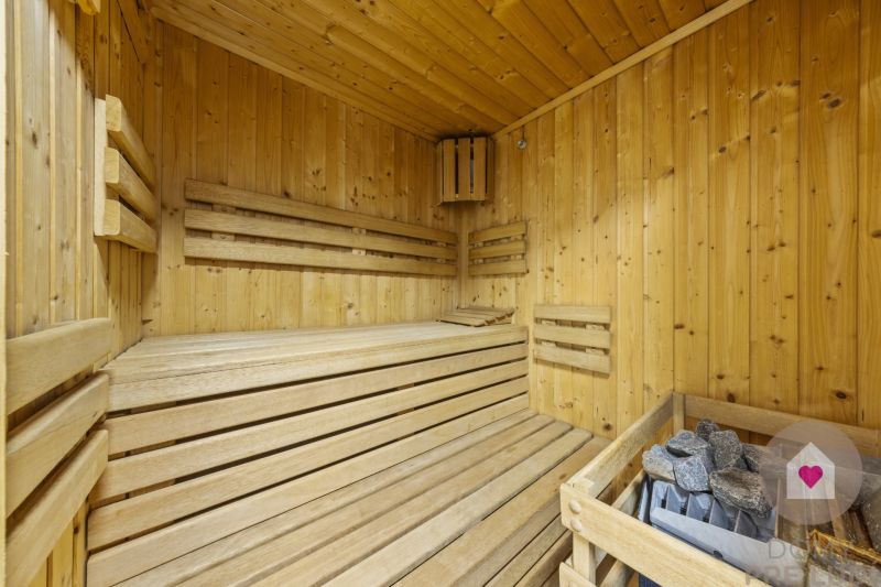 KARLOVA VES- Vila s investičným potenciálom a tromi samostatnými bytmi - Sauna s dreveným obkladom v rodinnom dome.