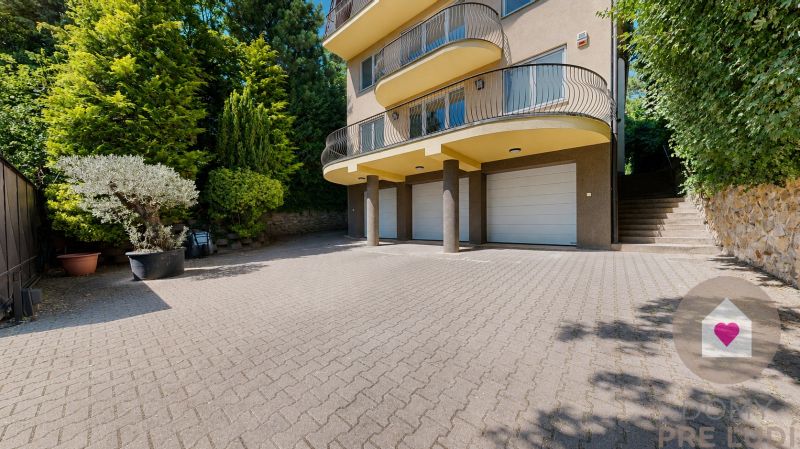 KARLOVA VES- Vila s investičným potenciálom a tromi samostatnými bytmi - Rodinný dom na ulici Nad ostrovom, Bratislava - Karlova Ves s veľkou príjazdovou plochou.
